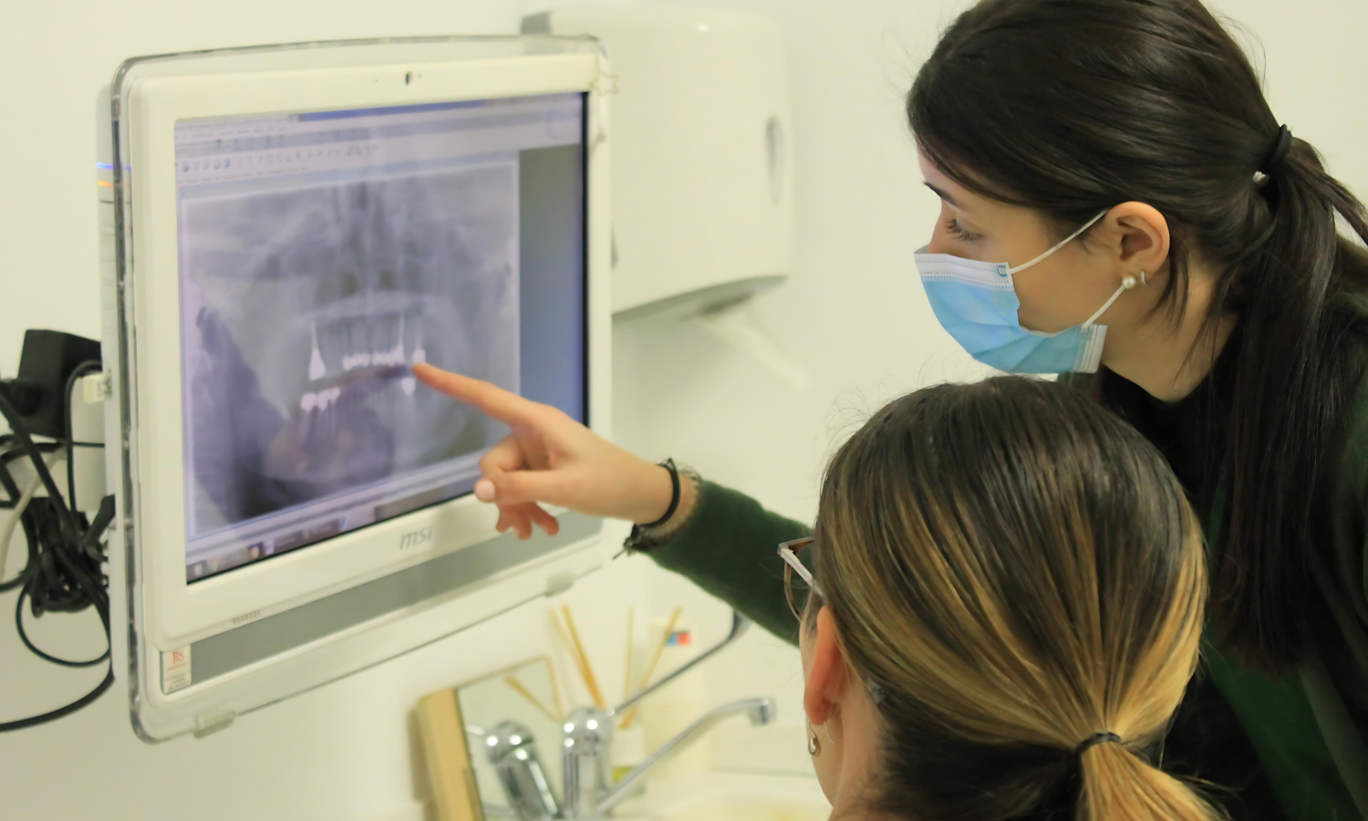 Revisión de radiografía dental con el paciente